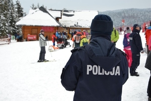 policjantka prewencji w rejonie stoku, w tle narciarze