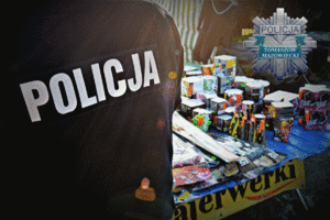 policjant kontroluje stanowisko handlowe z fajerwerkami