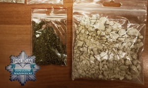 zabezpieczone narkotyki w torebkach foliowych leżą na blacie stołu