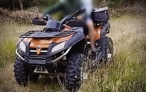 zdjęcie skradzionego pojazdu typu quad, pojazd w malowaniu czarno-pomarańczowym