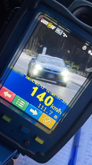 ekran laserowego miernika prędkości z zapisem jazdy pojazdu z prędkością 140 kilometrów na godzinę