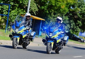 Policjanci jadą na motocyklach