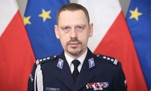 Komendant Główny Policji na tle flagi polskiej i unii europejskiej