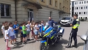 policjanci ruchu drogowego podczas działań profilaktycznych i prezentacji policyjnego sprzętu.Na zdjęciu widoczne również dzieci