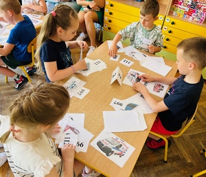 zmagania przedszkolaków z zadaniami konkursowymi