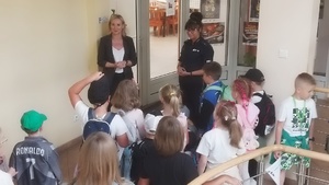spotkanie dzieci z I Zastępcą Komendanta Powiatowego  Policji na korytarzu komendy