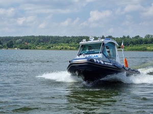 policyjna motorówka płynąca po wodach Zalewu Sulejowskiego