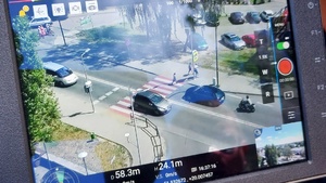 policjanci ruchu drogowego podczas działań z dronem