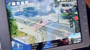 policjanci ruchu drogowego podczas działań z dronem