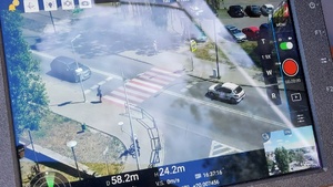 policjanci ruchu drogowego podczas działań z dronem