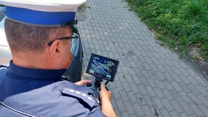 policjanci ruchu drogowego podczas działań z dronem