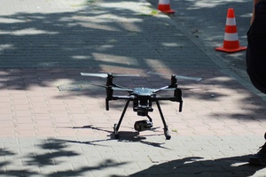 policjanci ruchu drogowego podczas działań z dronem