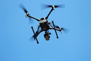 policjanci ruchu drogowego podczas działań z dronem