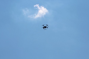 policjanci ruchu drogowego podczas działań z dronem