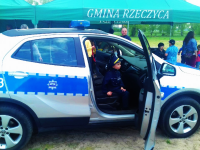 policjanci i uczestnicy imprezy plenerowej w Luboczy