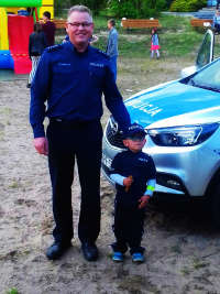 policjanci i uczestnicy imprezy plenerowej w Luboczy