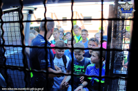 dzieci zwiedzają pomieszczenia budynku Komendy Powiatowej Policji w Tomaszowie Mazowieckim, oglądają radiowozy i policyjną strzelnicę
