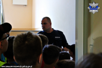 dzieci zwiedzają pomieszczenia budynku Komendy Powiatowej Policji w Tomaszowie Mazowieckim, oglądają radiowozy i policyjną strzelnicę