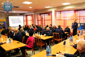 osoby zebrane na auli w budynku tomaszowskiej komendy uczestniczące w odprawie rocznej