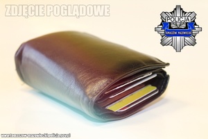 POGLĄDOWE ZDJĘCIE SKÓRZANEGO PORTFELA LEŻĄCEGO POZIOMO DLA BLACIE STOŁU