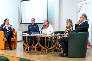 na zdjęciach widoczni prelegenci przemawiający do uczestników konferencji