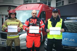 pierwszy od lewej strażak, drugi od lewej ratownik medyczny, trzeci od lewej policjant