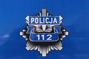 policyjna gwiazda z numerem 112 na niebieskim odblaskowym tle