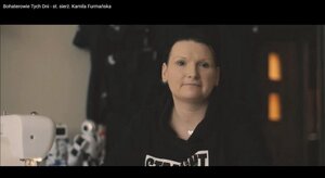 sylwetka kobiety ubranej w czarną bluzę