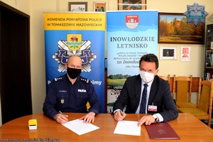 Komendant Policji i wójt podpisują porozumienie