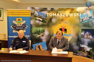 Komendant Powiatowy Policji podpisuje porozumienie ze Starostą Tomaszowskim