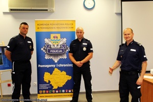 umundurowani policjanci, którzy uratowali 2-letnie dziecko