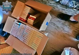 zdjęcie nielegalnych papierosów bez polskich znaków akcyzy zabezpieczonych podczas przeszukania