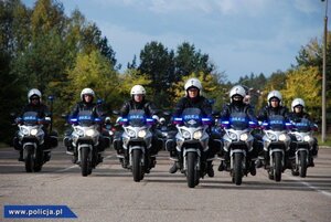 policyjne motocykle - jazda w zwartym szyku