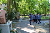 delegacje policjantów, pracowników oraz emerytów i rencistów policyjnych składają wieńce i zapalają znicze pod obeliskiem i krzyżem poświęconych zamordowanym policjantom przez NKWD