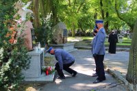 delegacje policjantów, pracowników oraz emerytów i rencistów policyjnych składają wieńce i zapalają znicze pod obeliskiem i krzyżem poświęconych zamordowanym policjantom przez NKWD