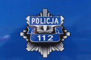 Odznaka policyjna z numerem alarmowym