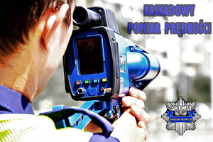 policjant ruchu drogowego wykorzystując ręczny miernik prędkości mierzy prędkość pojazdów poruszających się po drodze