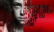 baner promujący działania EUROPLU przeciwko przestępcom seksualnym. Baner w kolorach czarno czerwonym Twarz dziecka do połowy przysłonięta napisami w języku angielskim