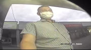 kadr z nagrania kamery monitoringu przy bankomacie - widoczny wizerunek mężczyzny podejrzewanego o kradzież pieniędzy