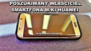ZDJĘCIE POGLĄDOWE SMARTFONA NA SZARYM TLE Z NAPISEM GRAFICZNYM - POSZUKIWANY WŁASCICIEL SMARTFONA M-KI HUAWEI