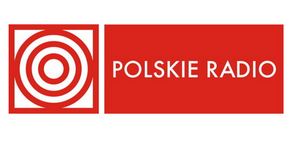 biało-czerwony baner z napisem ,,POLSKIE RADIO"