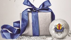 prezent z niebieską wstążką
