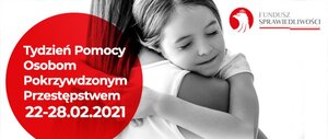 baner z kobietą trzymającą dziecko na reku zdjęcie czarno białe z czerwonymi napisami Fundusz Sprawiedliwości oraz Tydzień Pomocy Osobom Pokrzywdzonym Przestępstwem