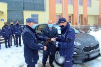 uroczyste przekazanie nowego pojazdu przez władze samorządowe. Na zdjęciu przy pojedzie na tle budynku komendy policji stoi Komendant Powiatowy Policji w Tomaszowie mazowieckim, Starosta Tomaszowski i Wójt Gminy Tomaszów Mazowiecki.