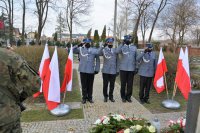 Komendant Powiatowy Policji w Tomaszowie Maz. insp. Szymon Herman wraz z przedstawicielami kadry kierowniczej oddają hołd pod pomnikiem ofiar zbrodni katyńskiej