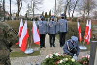 Złożenie zniczy pod pomnikiem ofiar zbrodni katyńskiej przez Komendanta Powiatowego Policji w Tomaszowie Maz. insp. Szymona Hermana i kadrę kierowniczą.