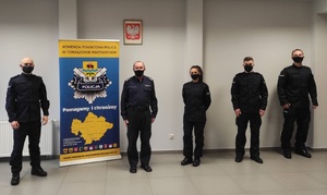 I zastępca Komendanta Powiatowego Policji stoi z czwórką świeżo przyjętych policjantów