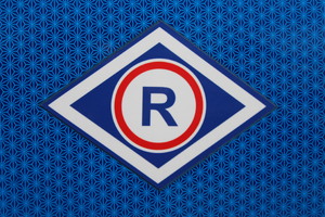 logo ruchu drogowego na niebieskim tle