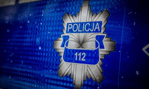 na niebiesko-granatowym tle lewoskos policyjna gwiazda z napisem policja 112