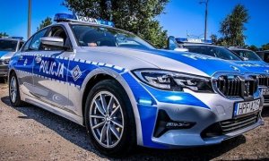 policyjny oznakowany radiowóz marki BMW